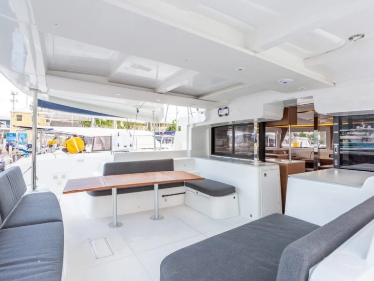 Lagoon Lagoon 46 między profesjonalistami a osobami prywatnymi w Parish of Saint George