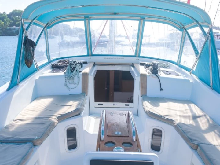 Jeanneau Sun Odyssey 44 Ds między profesjonalistami a osobami prywatnymi w Parish of Saint George