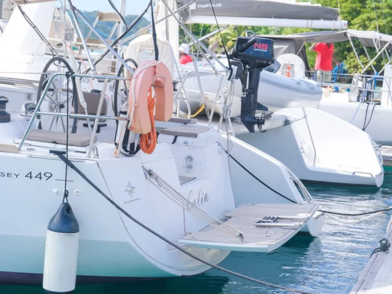 Wynajem Żaglowiec Jeanneau z patentem 