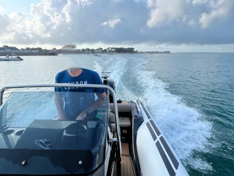 Łódż półsztywna do wynajmu w Quiberon w najlepszej cenie