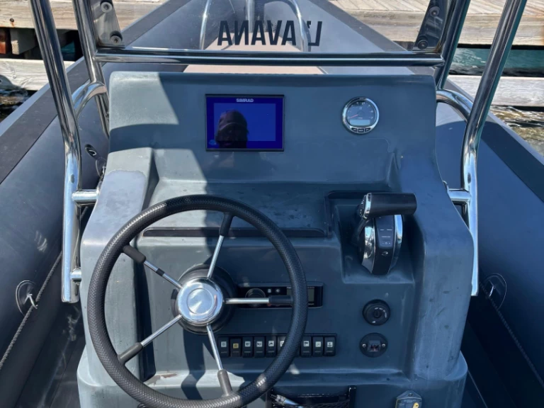 Łódż półsztywna do wynajmu w Bonifacio w najlepszej cenie