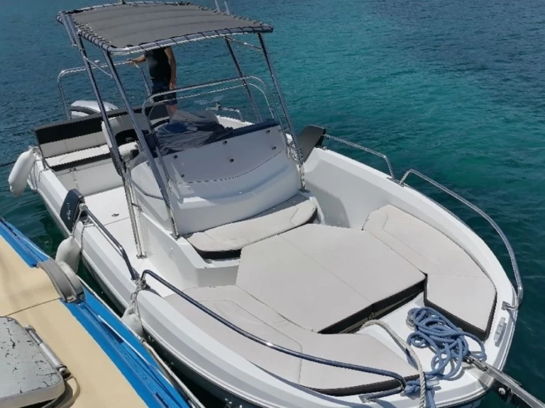 Bénéteau Flyer 6.6 SPACEdeck między profesjonalistami a osobami prywatnymi w Porto-Vecchio