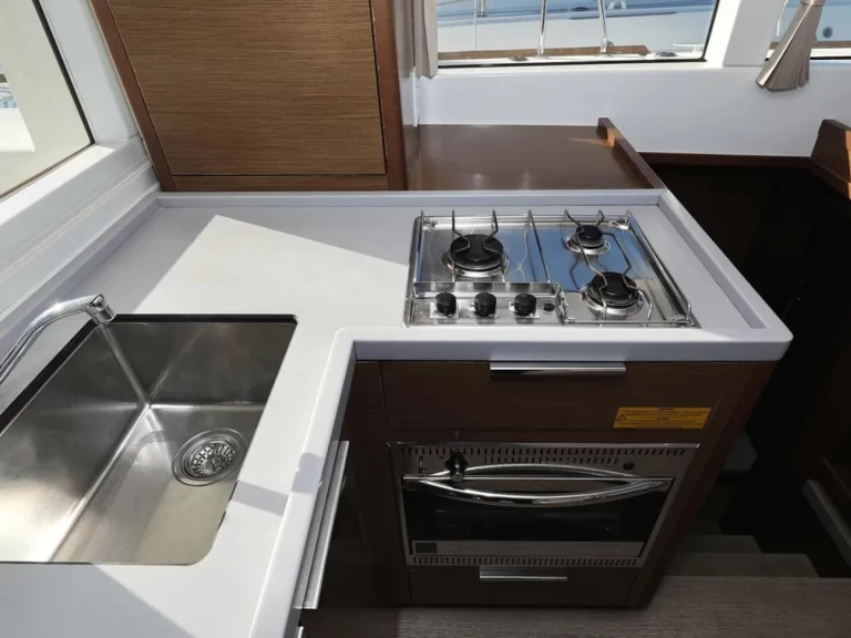 Katamaran do wynajmu w Limassol Marina w najlepszej cenie