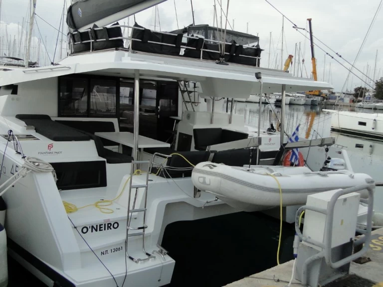 Fountaine Pajot Elba 45 między profesjonalistami a osobami prywatnymi w Alimos