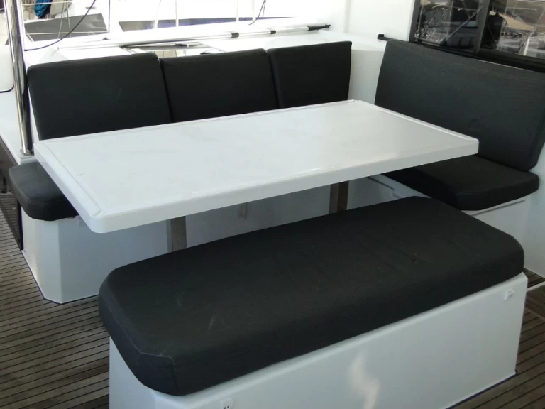 Wynajem Katamaran Fountaine Pajot z patentem 