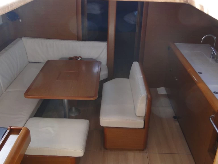 Wynajmij Żaglowiec z lub bez skippera Jeanneau w Alimos