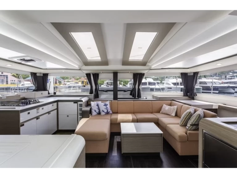 Fountaine Pajot Elba 45 między profesjonalistami a osobami prywatnymi w Road Town