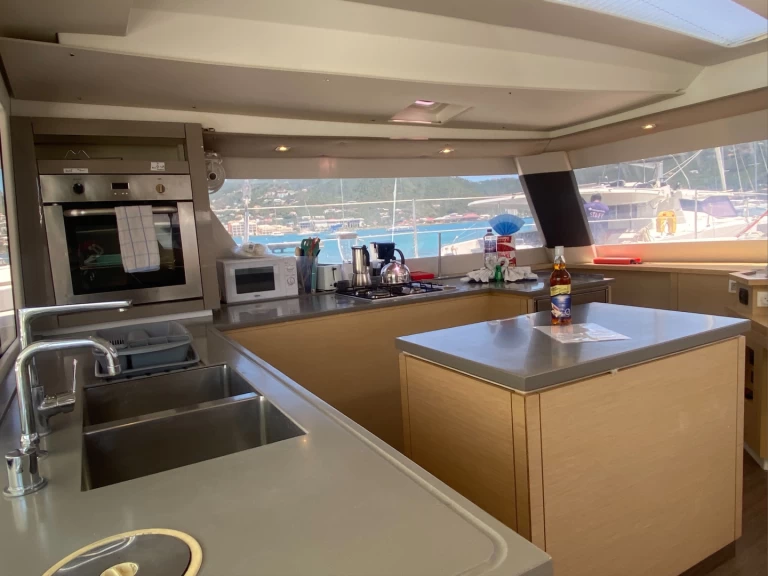 Wynajem Katamaran Fountaine Pajot z patentem 