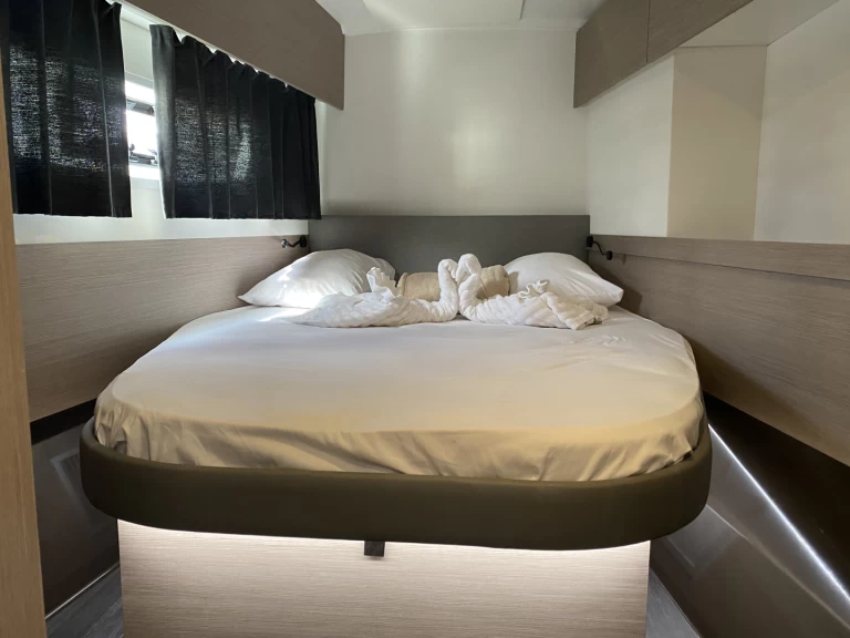 Wynajem Katamaran Fountaine Pajot z patentem 