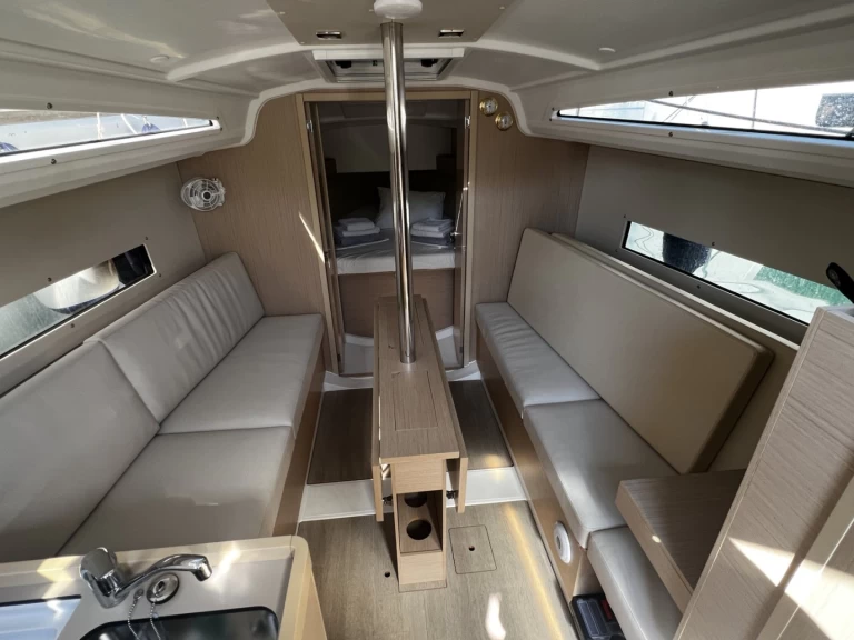 Bénéteau Oceanis 30.1 między profesjonalistami a osobami prywatnymi w Volos