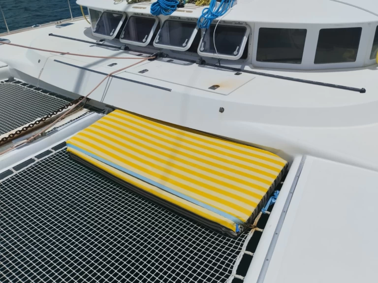 Lagoon Lagoon 570 między profesjonalistami a osobami prywatnymi w Nice Port