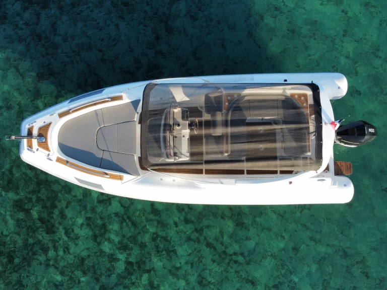 Lomac Lomac 800 IN między profesjonalistami a osobami prywatnymi w Porto-Vecchio