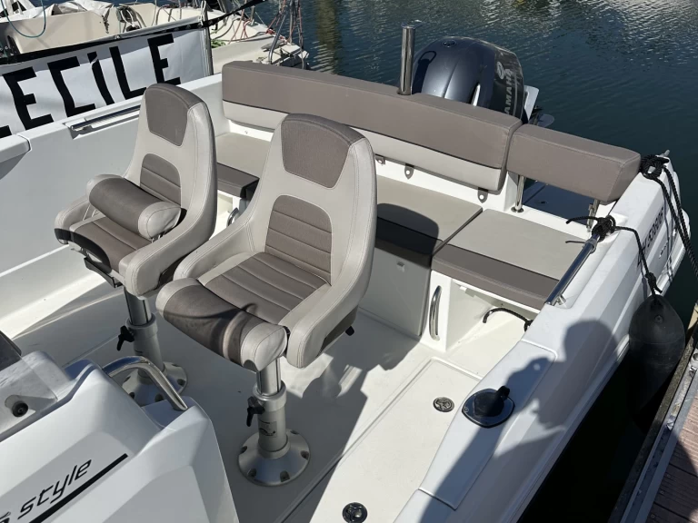 Wynajem Motorówka Jeanneau z patentem 