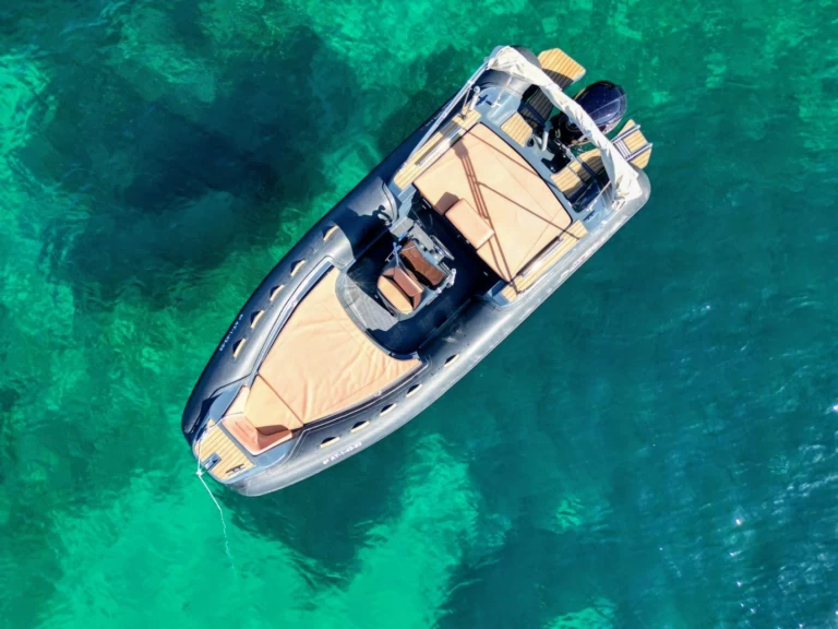 Almarine Almar 585 między profesjonalistami a osobami prywatnymi w Marina Formentera