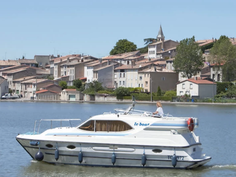 Le Boat Countess między profesjonalistami a osobami prywatnymi w Saint-Jean-de-Losne