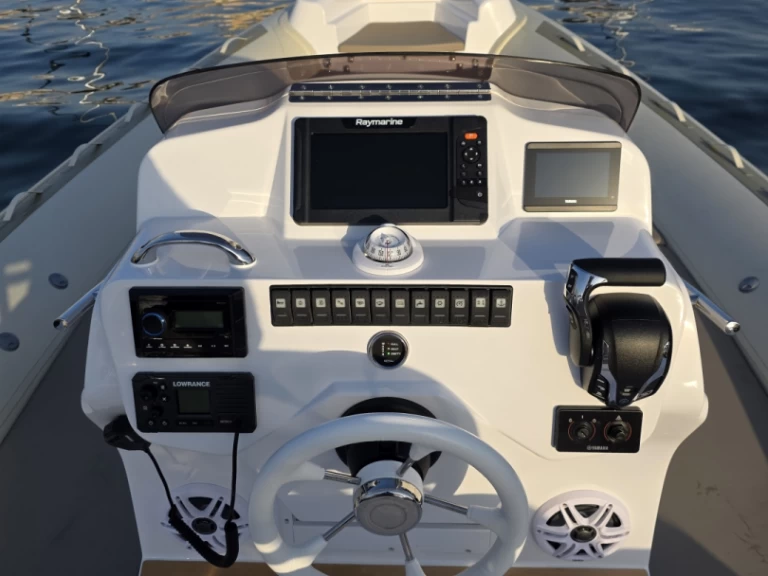 Wynajem Łódż półsztywna Master z patentem 