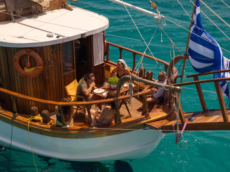 Luksusowy jacht do wynajmu w Marina Delta Kallithea w najlepszej cenie