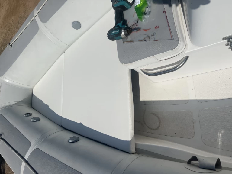 Wynajmij Łódż półsztywna z lub bez skippera Adventure w Hyeres