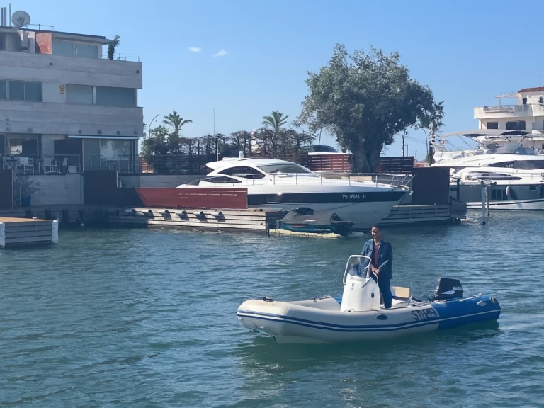 Zodiac Medline 500 między profesjonalistami a osobami prywatnymi w Empuriabrava