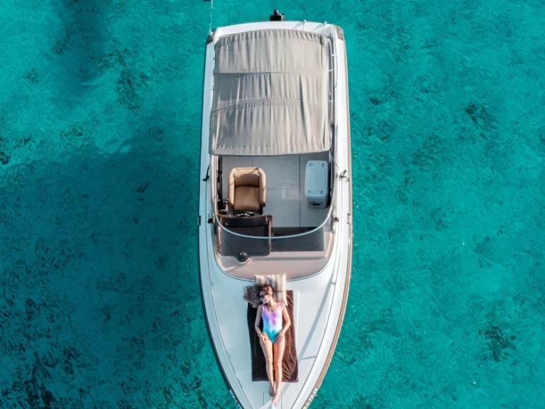 Cranchi Clipper 760 między profesjonalistami a osobami prywatnymi w Ibiza Town