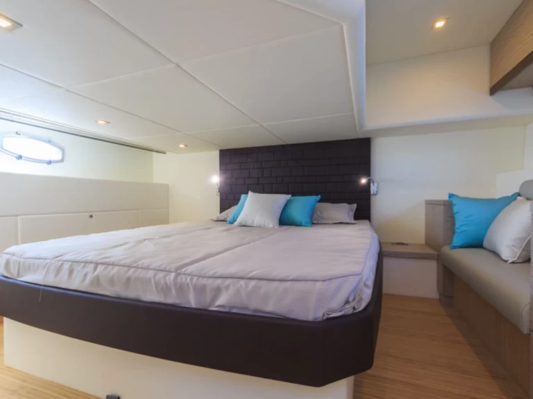 Rio Rio 44 Hard Top między profesjonalistami a osobami prywatnymi w Neapol