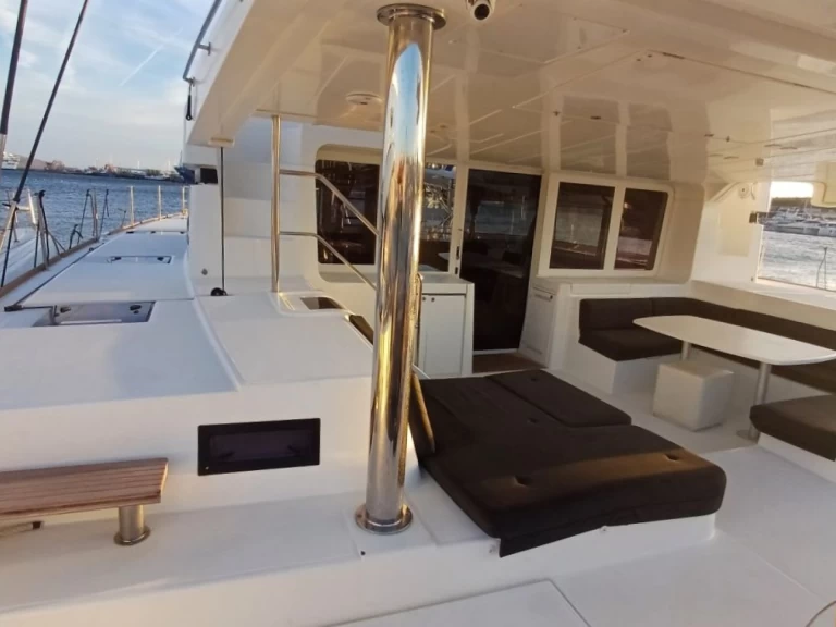 Wynajem Katamaran Lagoon z patentem 