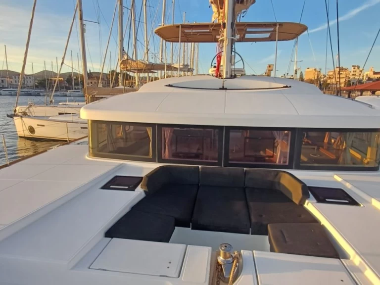 Lagoon Lagoon 52 F między profesjonalistami a osobami prywatnymi w Lavrio
