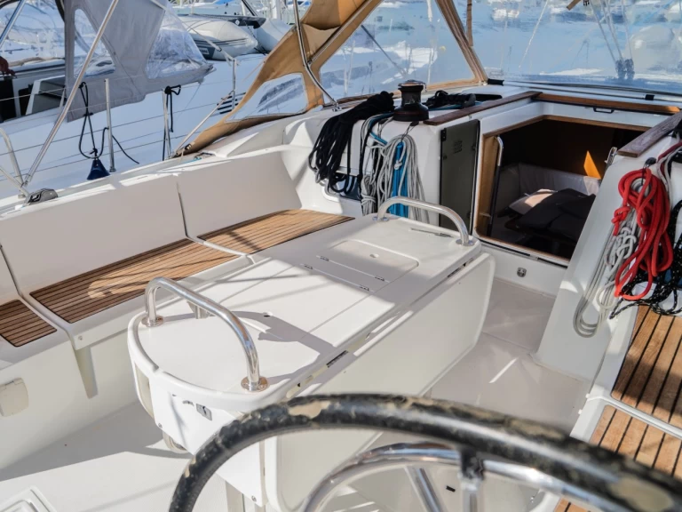 Wynajmij Żaglowiec z lub bez skippera Jeanneau w Alimos