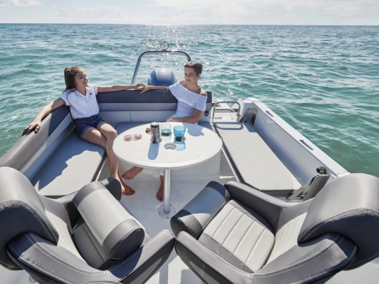 Wynajmij Jeanneau Cap Camarat 6.5 WA Serie 3 w Antibes