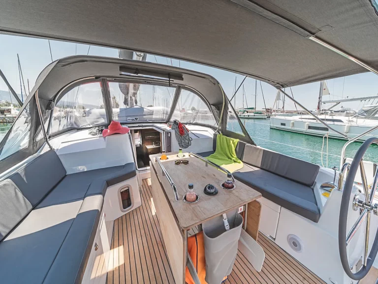 Żaglowiec do wynajmu w Alimos w najlepszej cenie