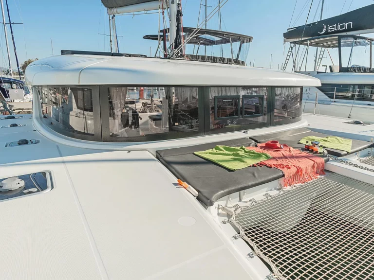 Lagoon Lagoon 42 między profesjonalistami a osobami prywatnymi w Alimos