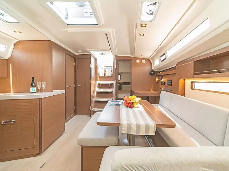 Wynajem Żaglowiec Bénéteau z patentem 