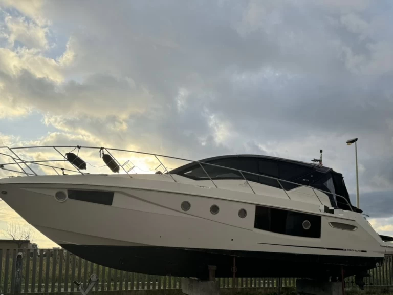 Wynajem Motorówka Cranchi z patentem 