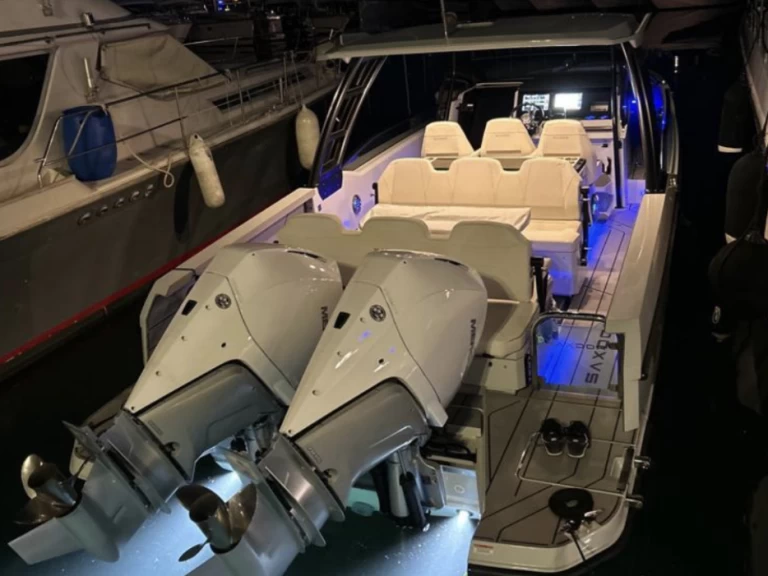 Saxdor Saxdor 320 GTO między profesjonalistami a osobami prywatnymi w Mandelieu-la-Napoule