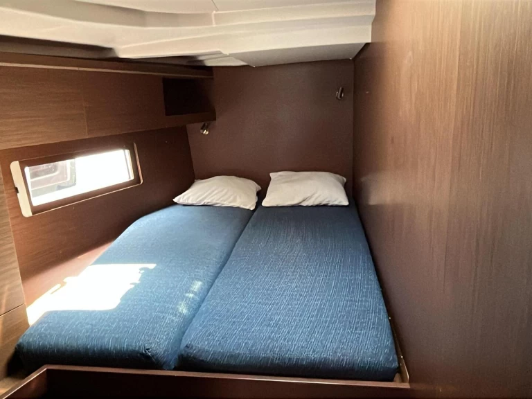 Wynajem Żaglowiec Bénéteau z patentem 