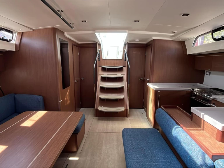 Bénéteau Oceanis 51.1 między profesjonalistami a osobami prywatnymi w Las Galletas