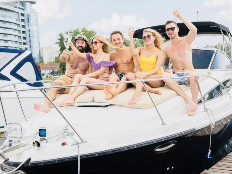 Bayliner Bayliner 285 Cruiser między profesjonalistami a osobami prywatnymi w Vieux Port de Cannes