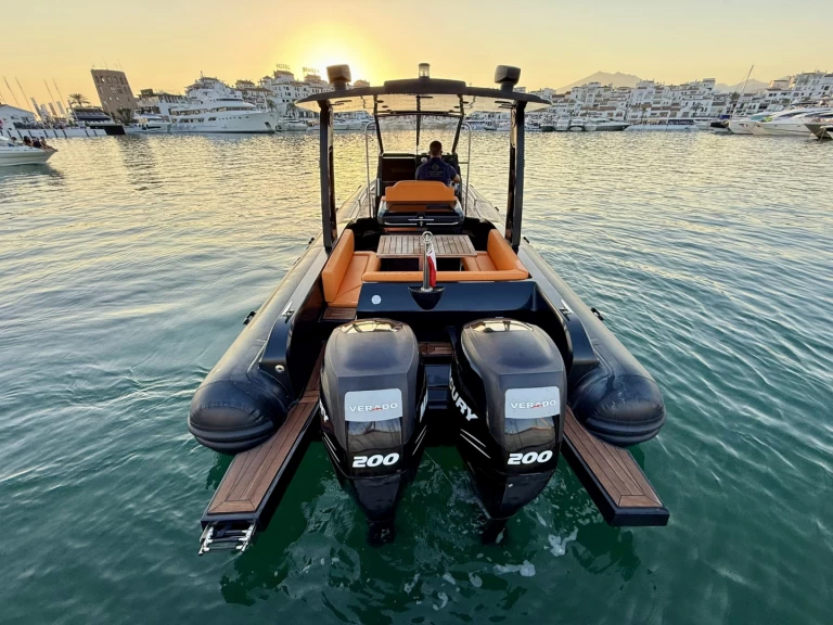 Tormenta 960 - Hermès Edition między profesjonalistami a osobami prywatnymi w Puerto Banús