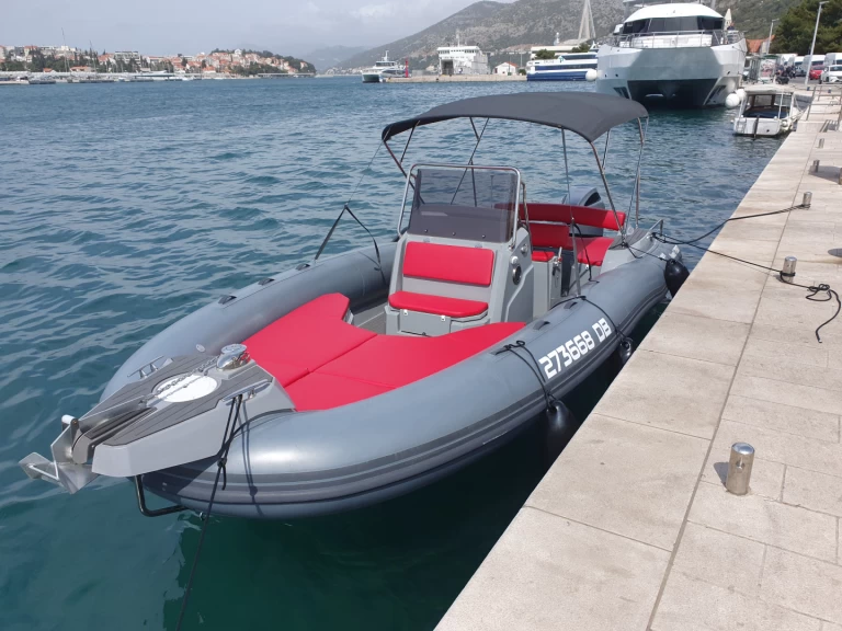Marlin Boat 790 Pro Dynamic między profesjonalistami a osobami prywatnymi w Marina Frapa Dubrovnik