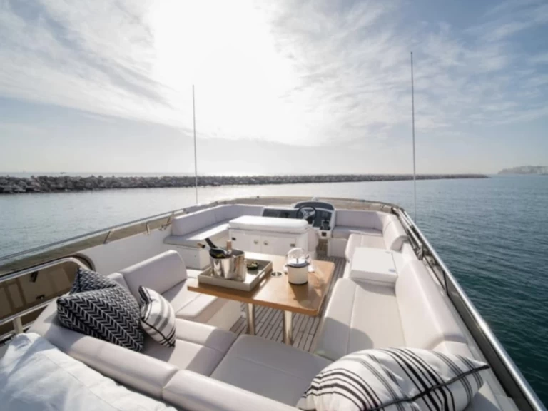 Princess Princess 62 Fly między profesjonalistami a osobami prywatnymi w Portisco