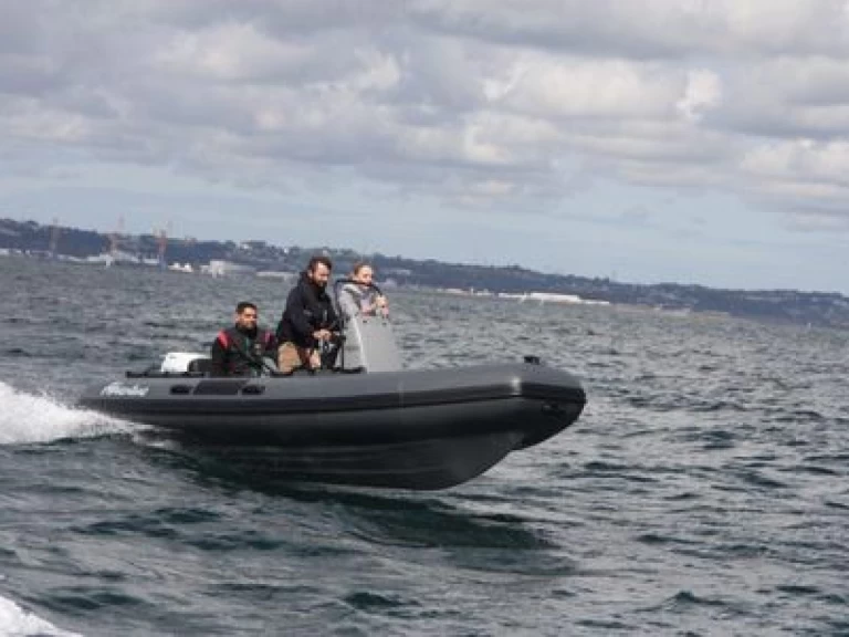 Adventure Vesta 500  między profesjonalistami a osobami prywatnymi w Larmor-Plage