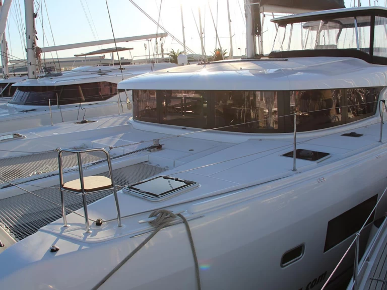 Wynajem Katamaran Lagoon z patentem 