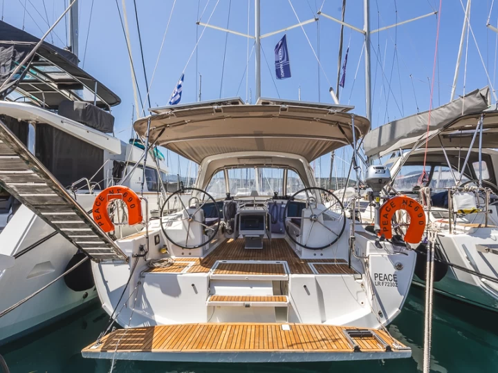 Wynajem Żaglowiec Bénéteau z patentem 