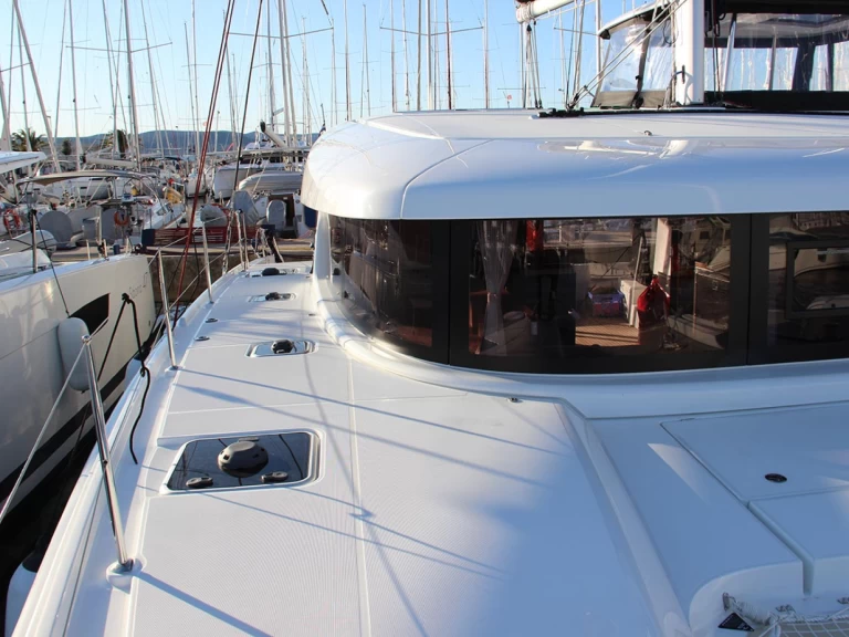 Wynajem Katamaran Lagoon z patentem 