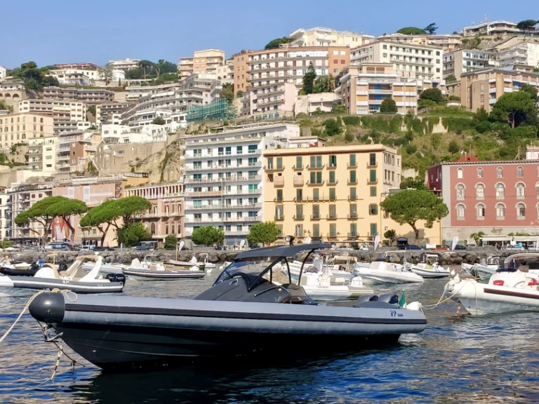 Łódż półsztywna do wynajmu w Neapol w najlepszej cenie