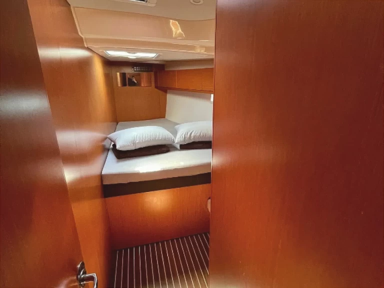 Bavaria Cruiser 51 między profesjonalistami a osobami prywatnymi w Lefkáda