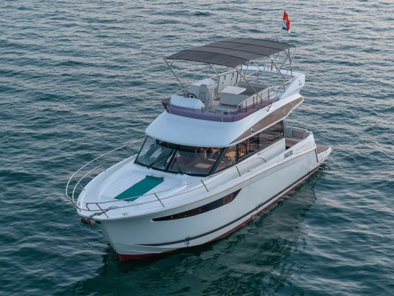Jeanneau Velasco 43 Fly między profesjonalistami a osobami prywatnymi w Hạ Long