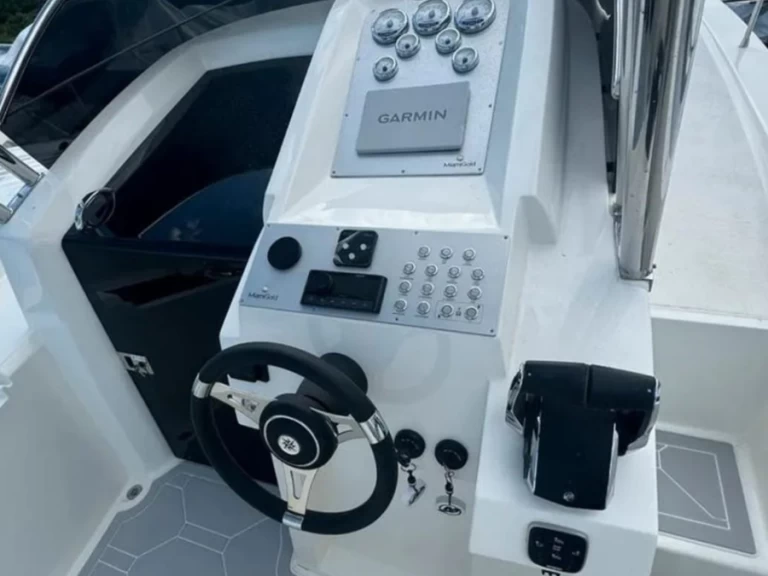 Wynajmij Motorówka z lub bez skippera MIAMI GOLD  w Neapol