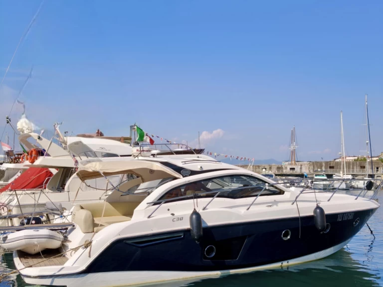 Sessa Marine C38 między profesjonalistami a osobami prywatnymi w Neapol