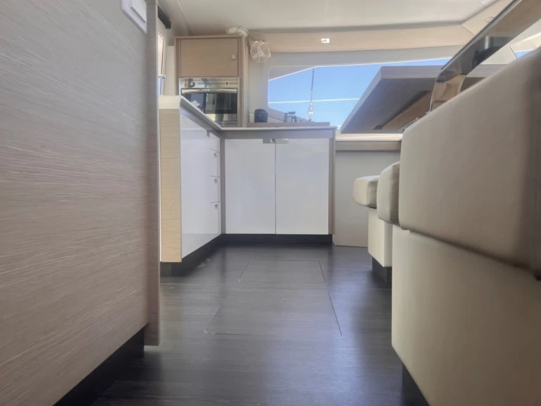 Fountaine Pajot Isla 40 między profesjonalistami a osobami prywatnymi w Parham Town